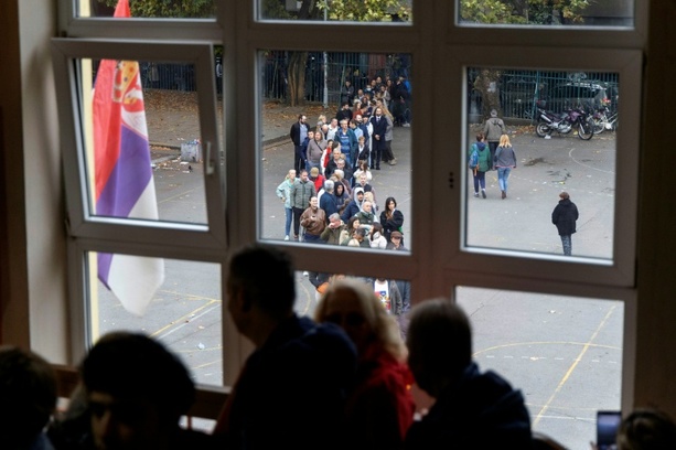 Bild vergr&ouml;&szlig;ern: Massive Beteiligung bei Schicksalswahl in Serbien
