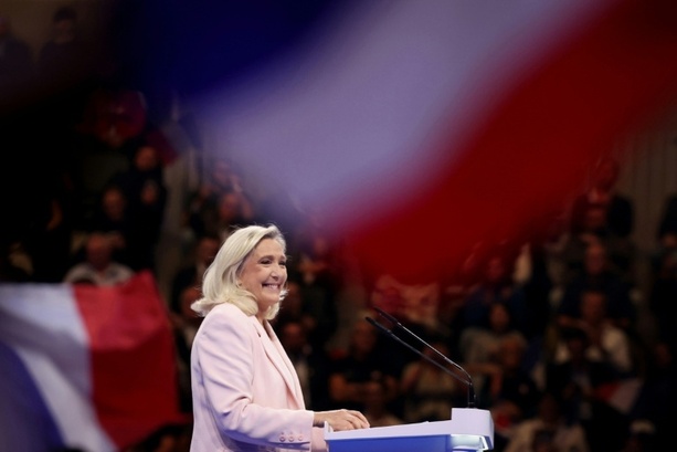 Bild vergr&ouml;&szlig;ern: Liebliches Frankreich und harte Ordnungspolitik: Le Pen und Bardella eröffnen Wahlkampf