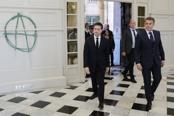 Bild vergr&ouml;&szlig;ern: Macron sieht weiteren riskanten Protest-Samstag voraus