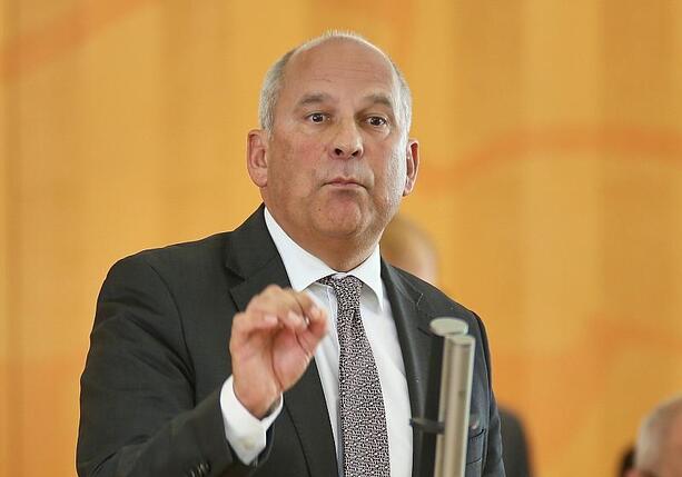 Bild vergr&ouml;&szlig;ern: Hessens Innenminister befürchtet Vermummung bei Halloween-Demos