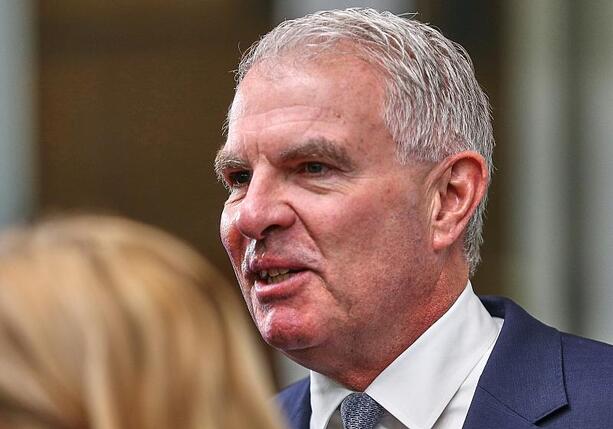 Bild vergr&ouml;&szlig;ern: Lufthansa-Chef verteidigt Sparkurs an Bord