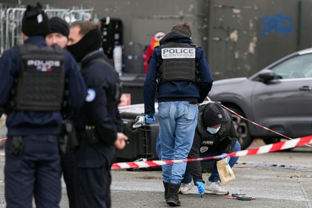 Bild vergr&ouml;&szlig;ern: Tödlicher Schusswaffenangriff bei Paris: Verdächtiger bestreitet rassistisches Motiv