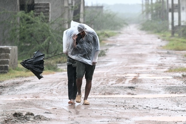 Bild vergr&ouml;&szlig;ern: Sintflutartige Regenfälle: Zyklon Arnab trifft in Indien auf Land