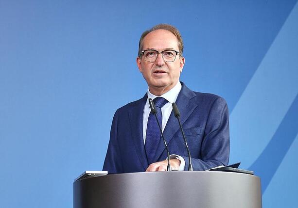 Bild vergr&ouml;&szlig;ern: SPD-Abgeordnete kritisieren Dobrindts Investitionsschutzgesetz