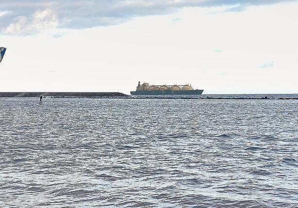 Bild vergr&ouml;&szlig;ern: Deutsche ReGas nimmt zweites LNG-Schiff in Mukran in Betrieb