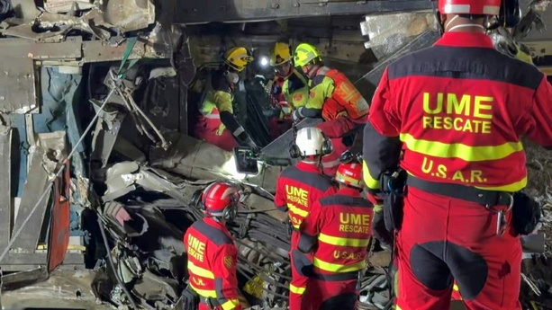 Bild vergr&ouml;&szlig;ern: Sánchez besucht nach Zugunglück in Spanien den Unfallort - mittlerweile 69 Tote