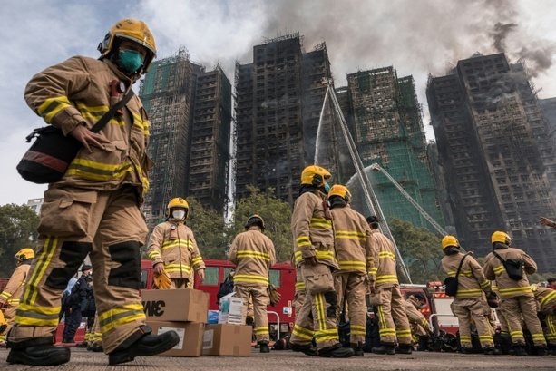 Bild vergr&ouml;&szlig;ern: Hongkonger Hochhausbrand mit 168 Toten: Minister-Rücktritt und Abbitte der Regierung