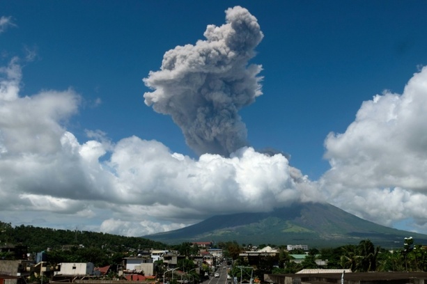 Bild vergr&ouml;&szlig;ern: Philippinen: Behörden erhöhen Warnstufe nach Ausbruch des Vulkans Mayon