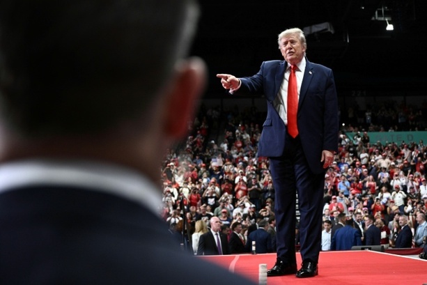 Bild vergr&ouml;&szlig;ern: Trump wettert bei Wahlkampfauftritt in Florida gegen Kommunisten bei Demokraten