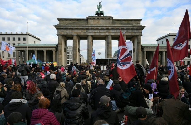 Bild vergr&ouml;&szlig;ern: Zehntausende Menschen nehmen an weitgehend friedlichen GenZ-Protesten teil