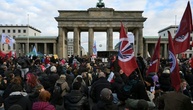 Zehntausende Menschen nehmen an weitgehend friedlichen