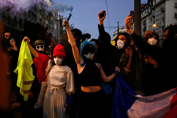 Bild vergr&ouml;&szlig;ern: Hunderttausende demonstrieren in Frankreich - erneut gewaltsame Zusammenstöße